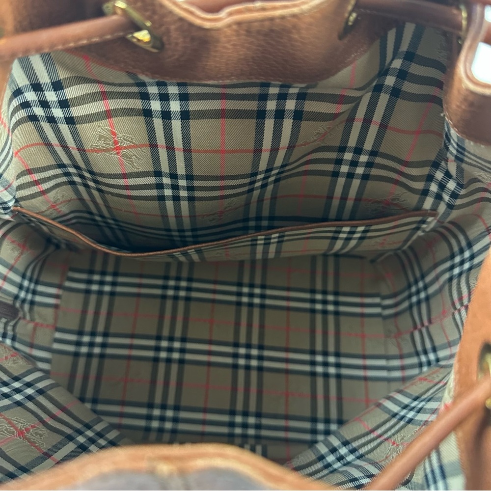 Burberry Brown Bucket Bag with Luxurious Leather Finish - Picture 6 of 15